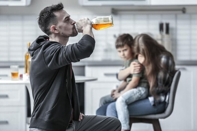 mężczyzna pije alkohol, jak pomóc mu rzucić palenie