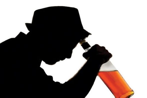 mężczyzna pije alkohol, jak rzucić